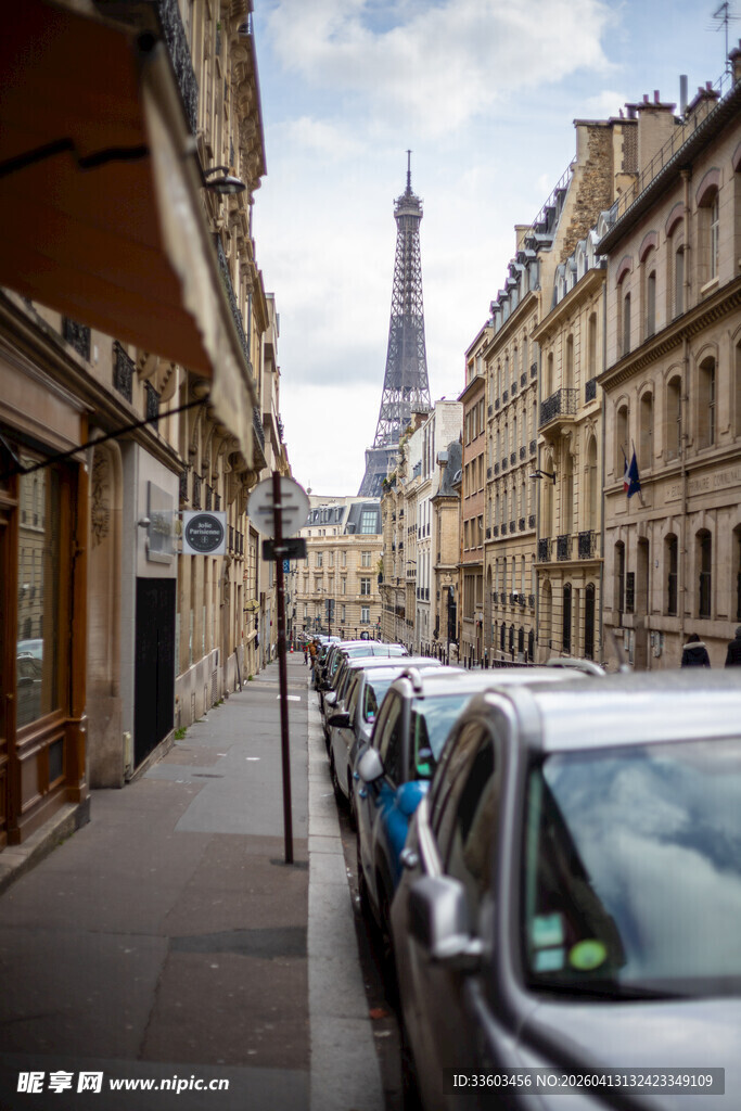 巴黎街道旁的埃菲尔铁塔景观