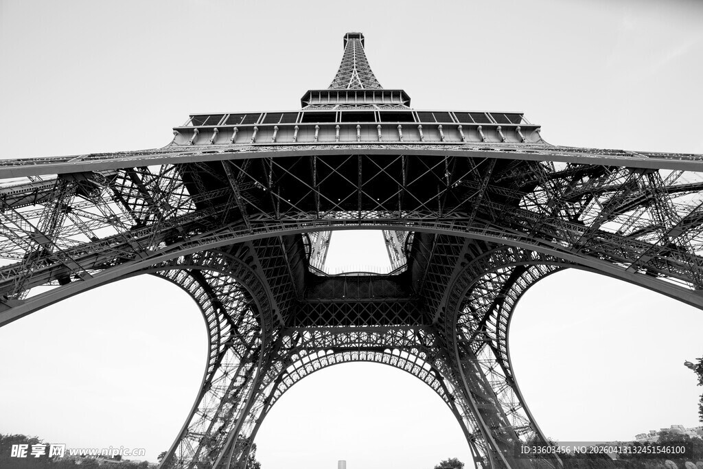 埃菲尔铁塔底部独特视角