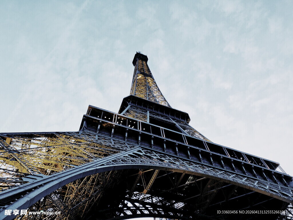 仰视埃菲尔铁塔壮观景象