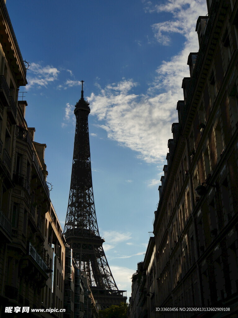 巴黎街巷中的埃菲尔铁塔