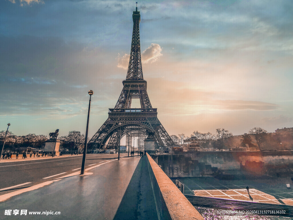 埃菲尔铁塔下的美丽景致