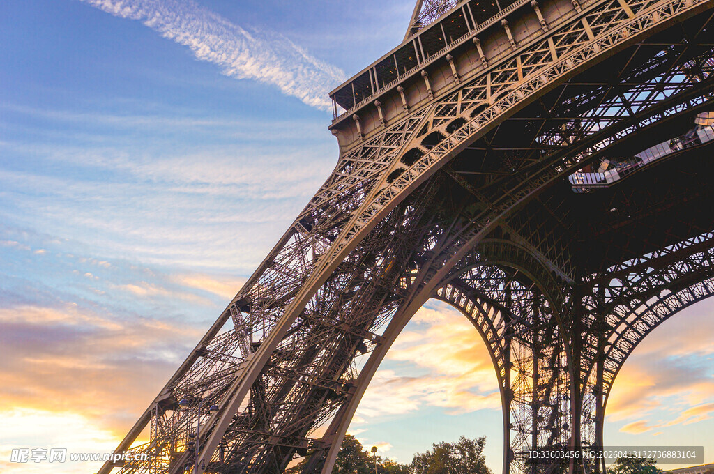埃菲尔铁塔下的美丽黄昏