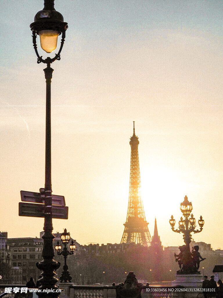 巴黎黄昏下的埃菲尔铁塔