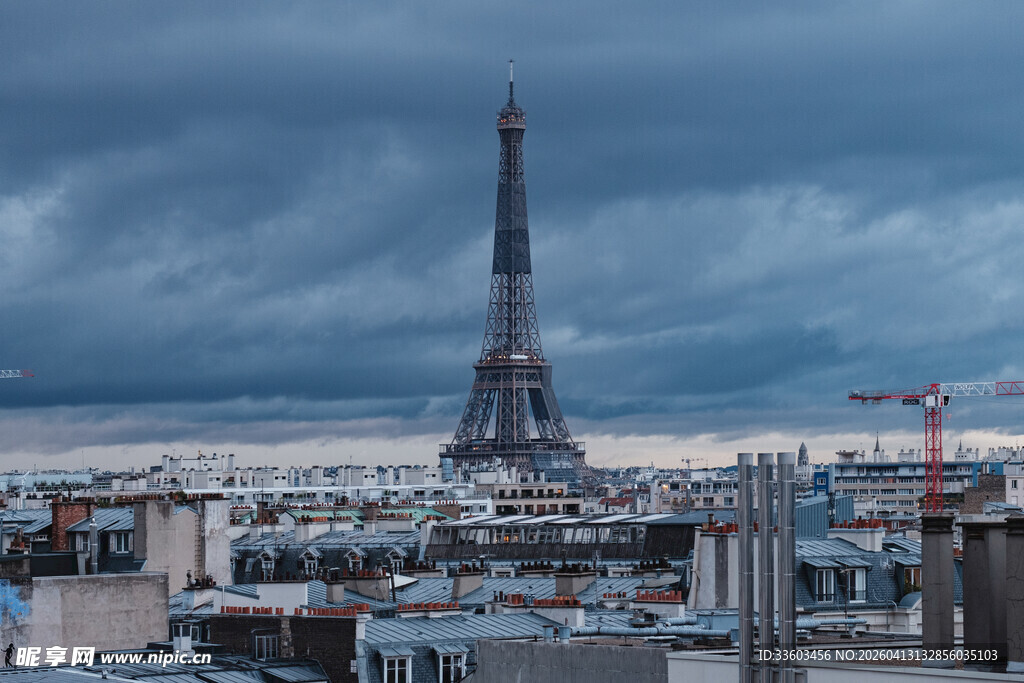 巴黎城市景观中的埃菲尔铁塔