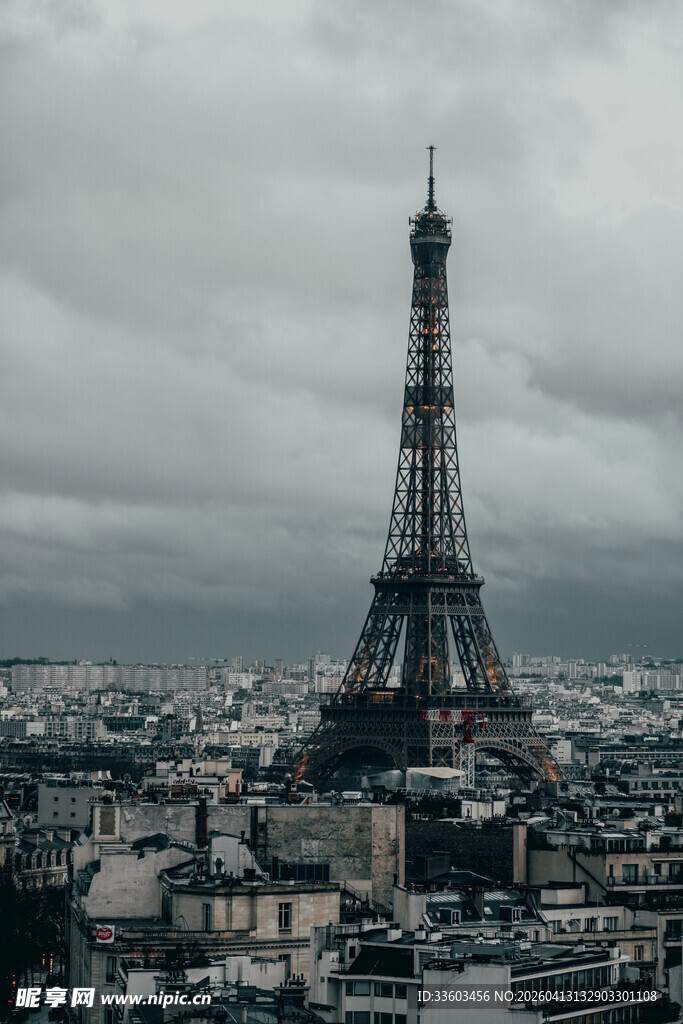 俯瞰埃菲尔铁塔与巴黎城景