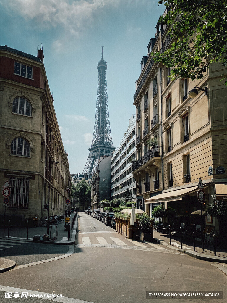 巴黎街道与远处埃菲尔铁塔