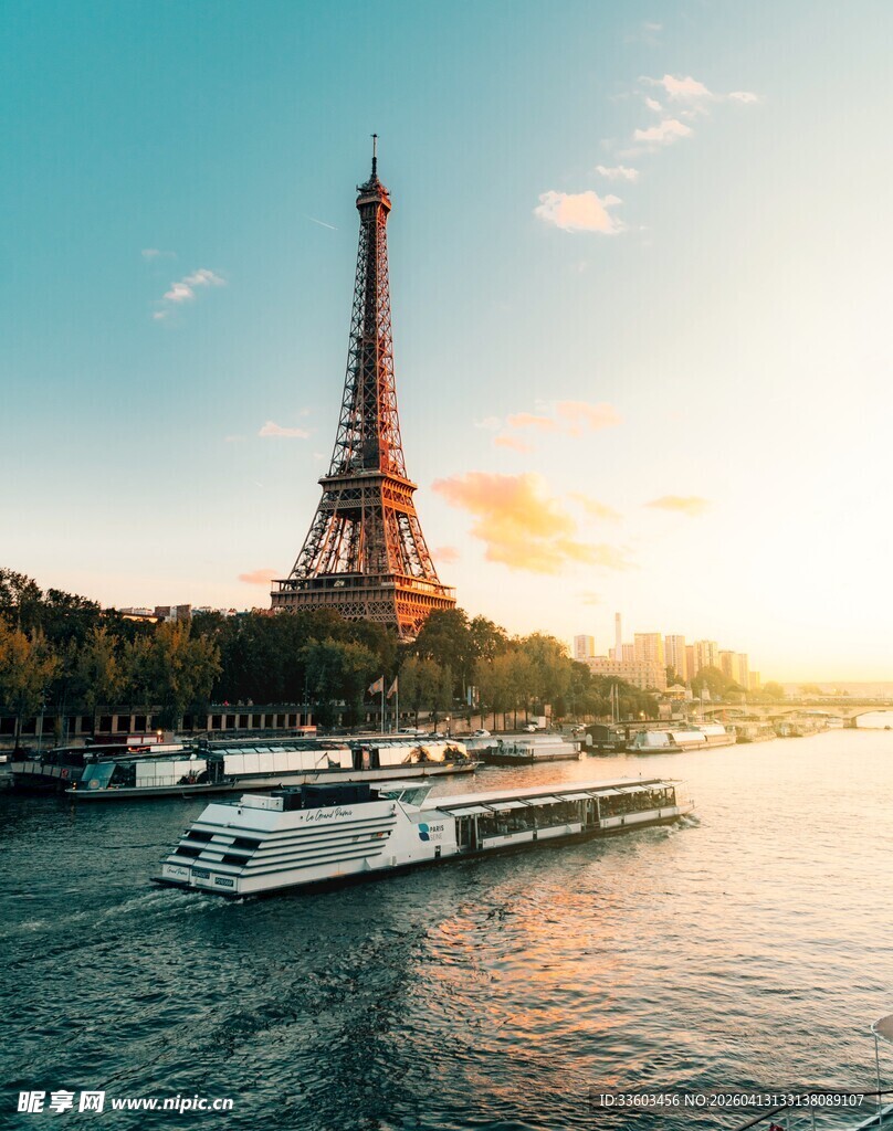 埃菲尔铁塔下的河畔风光