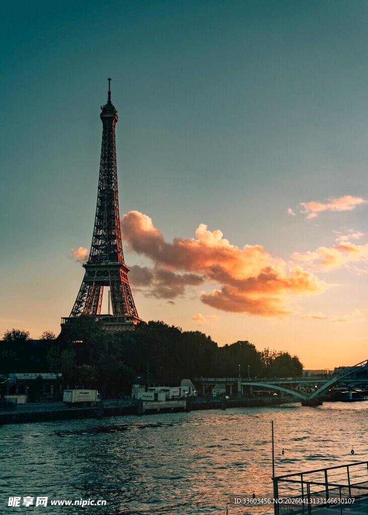 日落时分的埃菲尔铁塔