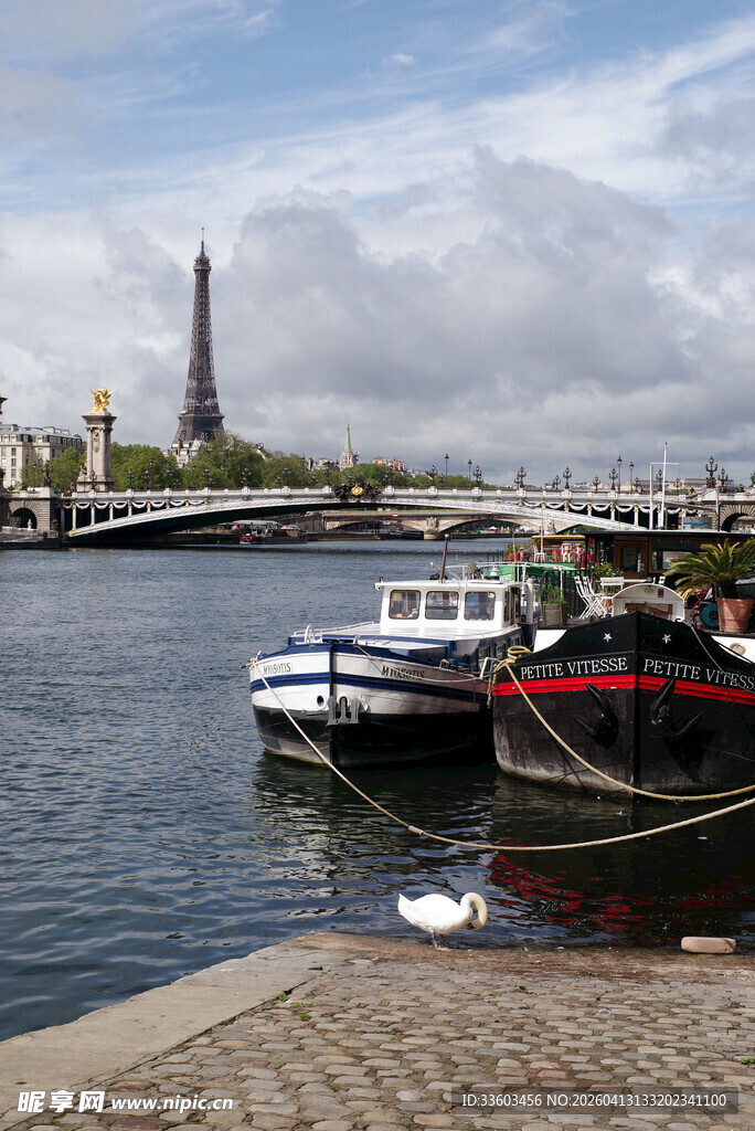 塞纳河畔的船只与埃菲尔铁塔