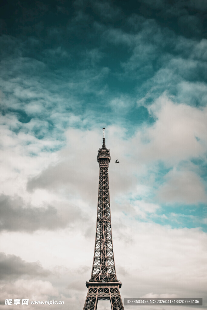 埃菲尔铁塔与多云天空