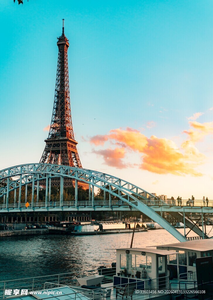 埃菲尔铁塔下的河畔美景