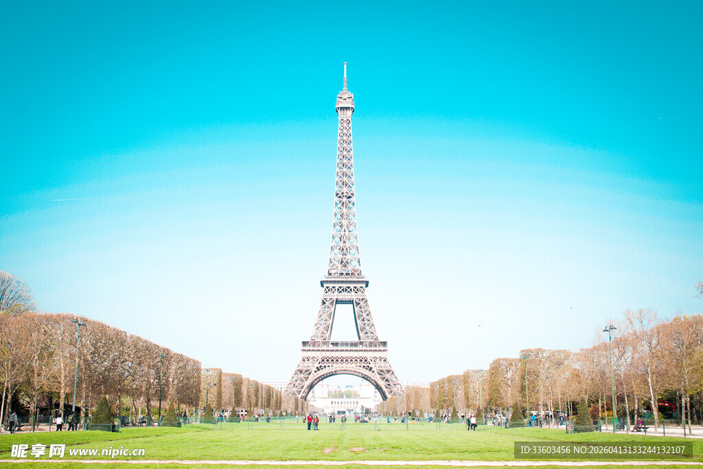 埃菲尔铁塔下的开阔美景