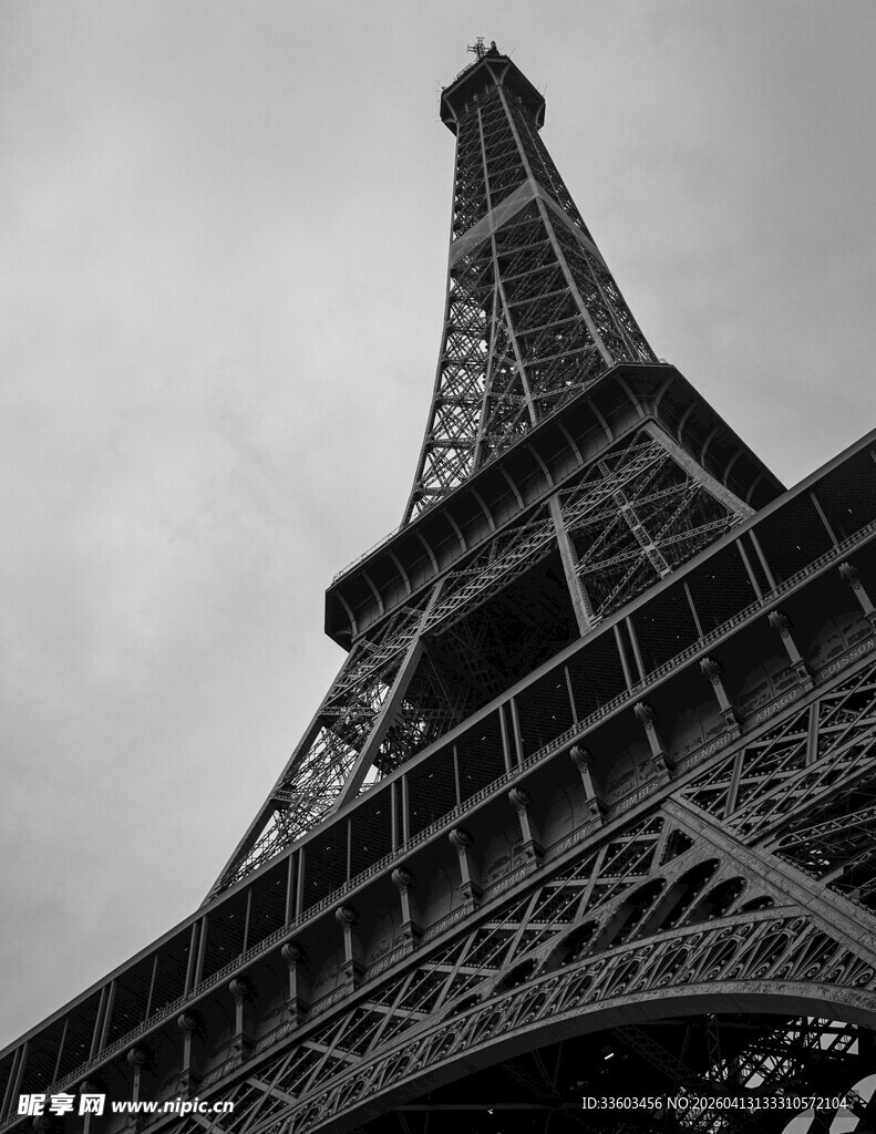 埃菲尔铁塔仰拍景象