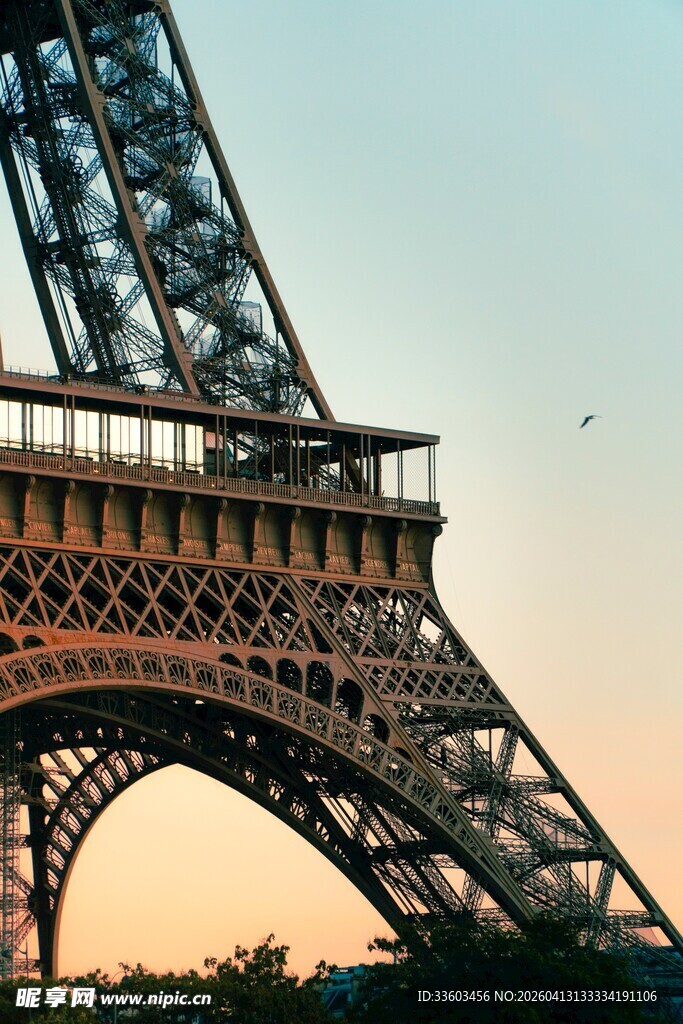 埃菲尔铁塔的浪漫黄昏时刻