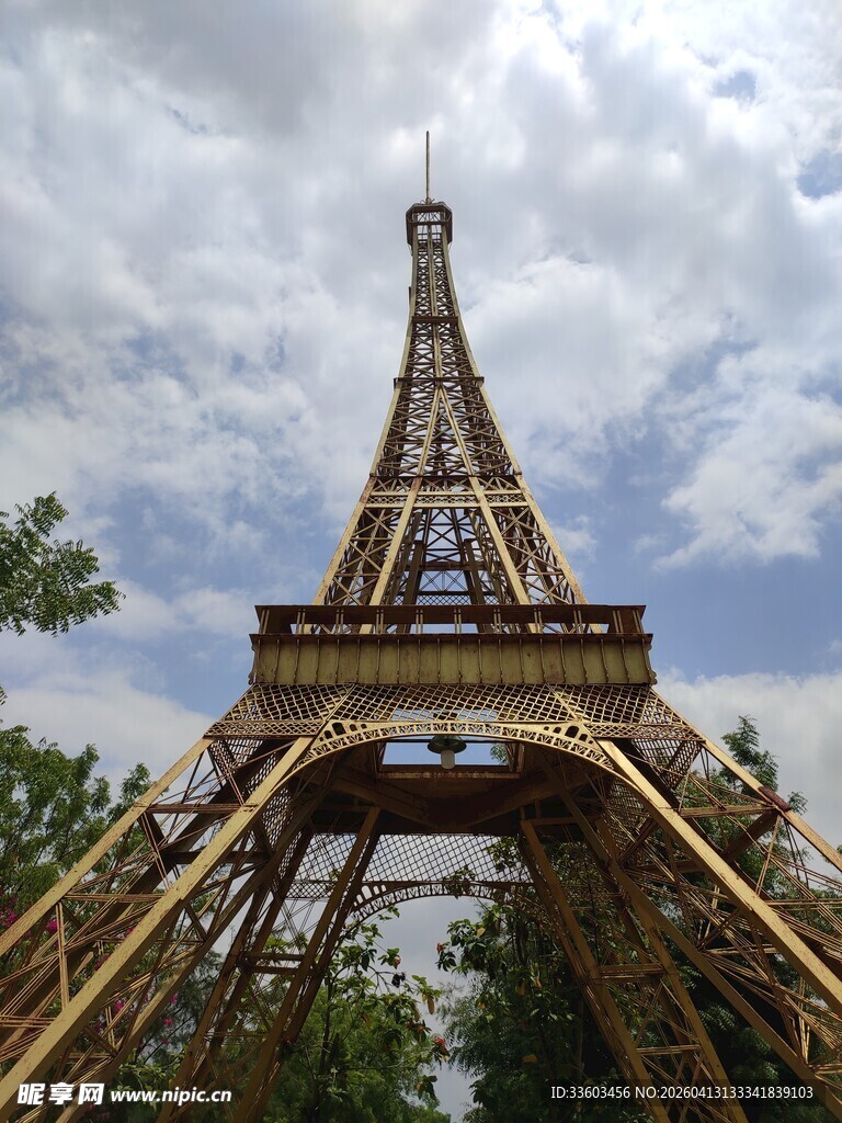 仰视埃菲尔铁塔美景