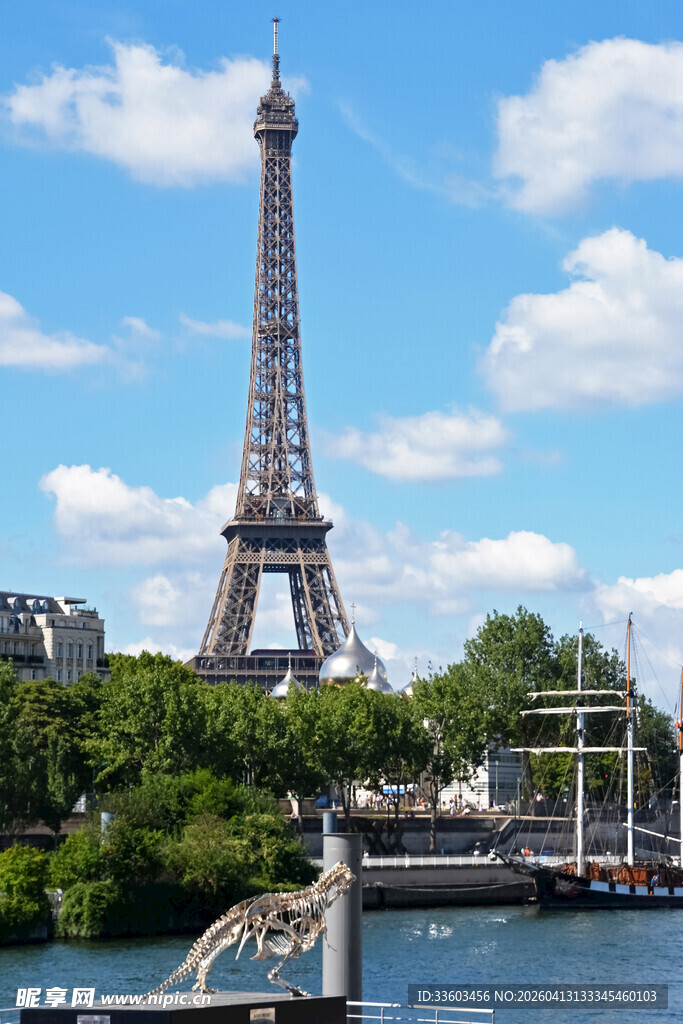 埃菲尔铁塔河畔风景