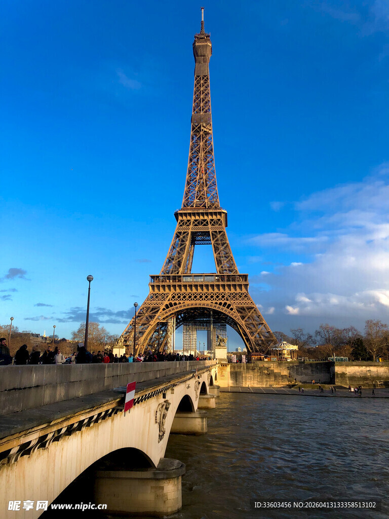 埃菲尔铁塔下的河畔美景