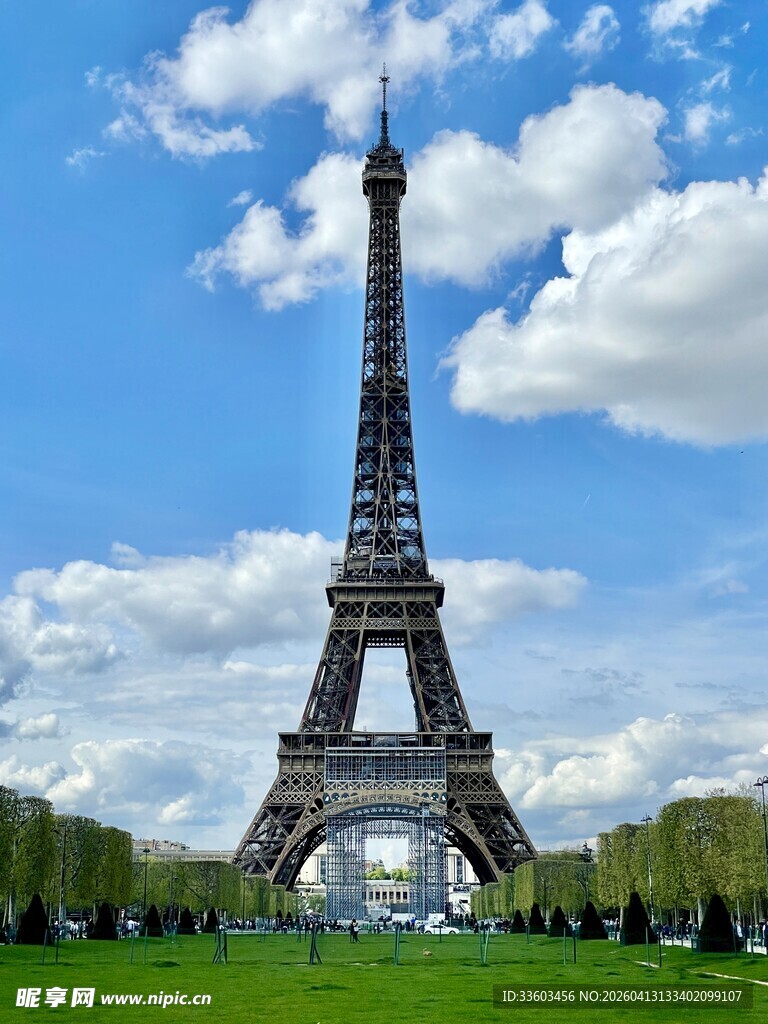 埃菲尔铁塔下的美丽景致