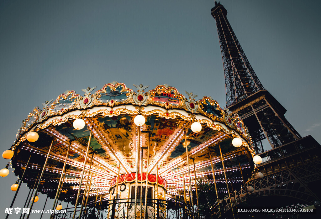埃菲尔铁塔下的梦幻旋转木马