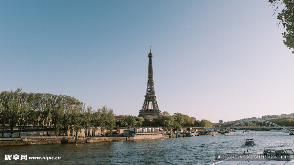 埃菲尔铁塔下的河畔风光