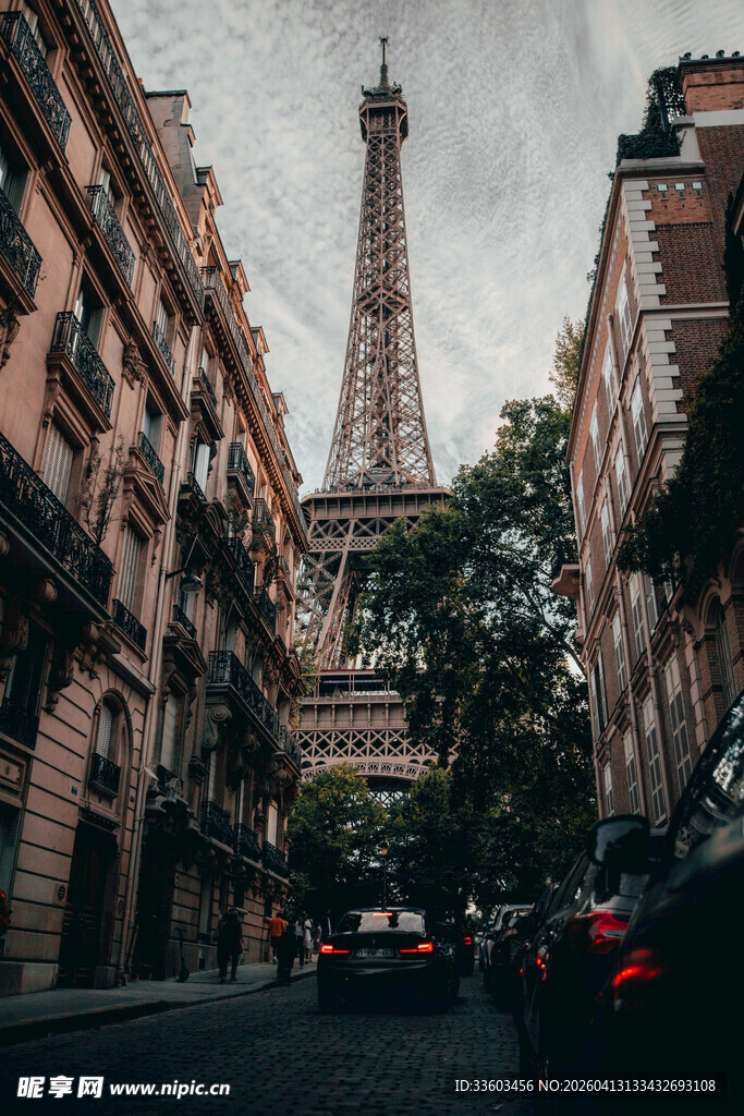 巴黎街道上的埃菲尔铁塔