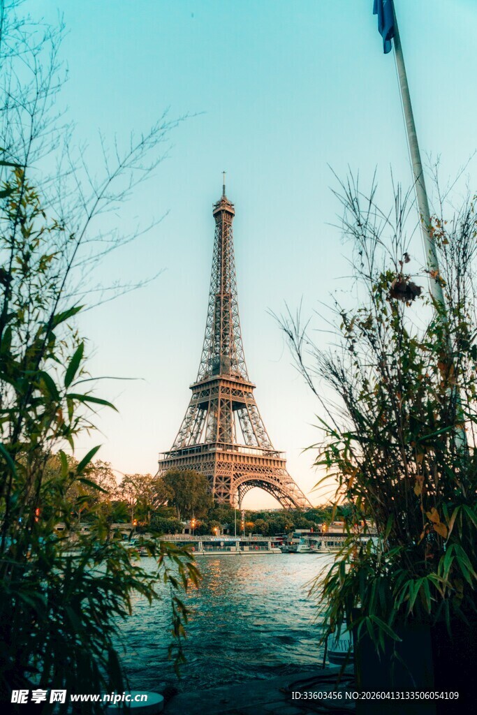 埃菲尔铁塔前的美丽景致