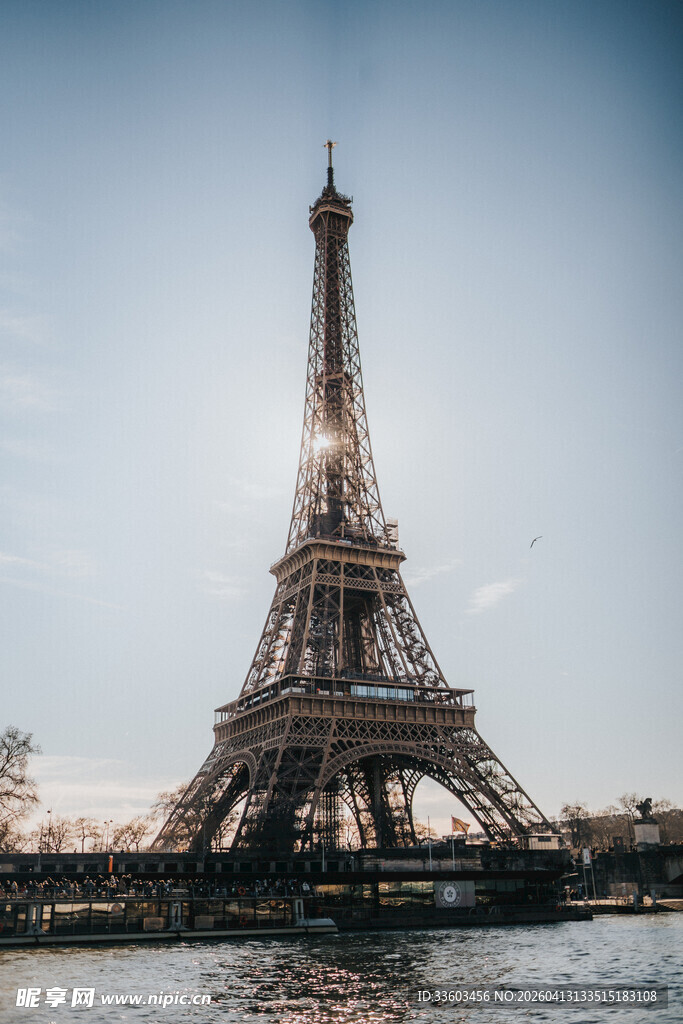 埃菲尔铁塔下的河畔风光