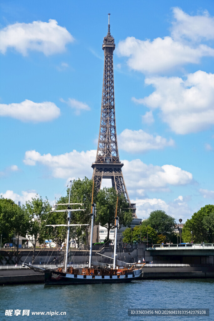 河畔埃菲尔铁塔景致
