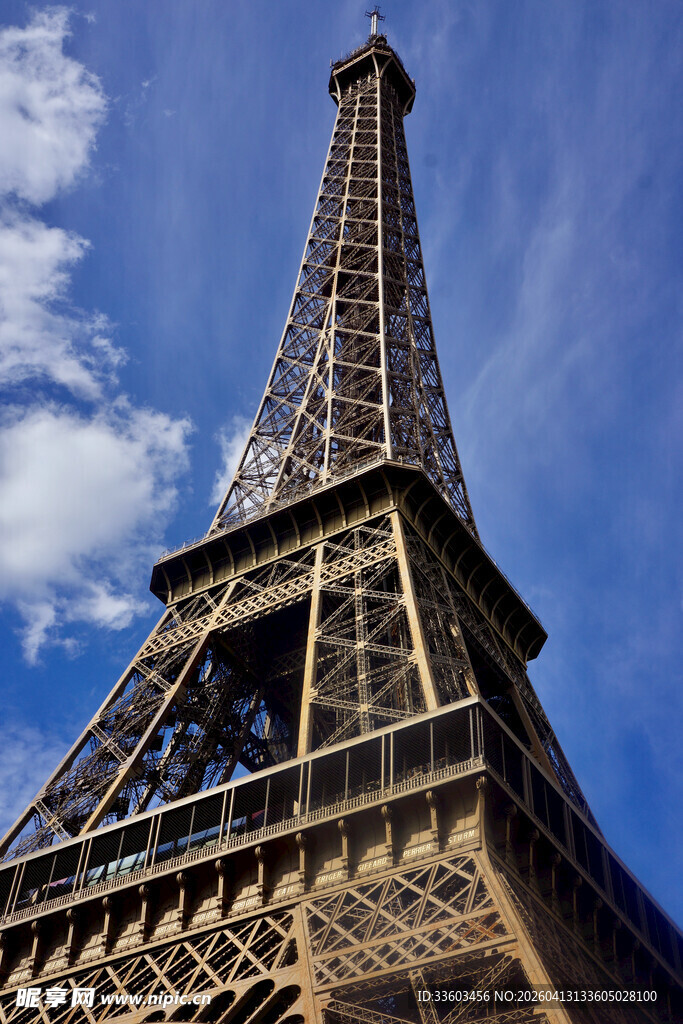 埃菲尔铁塔仰视壮观景象