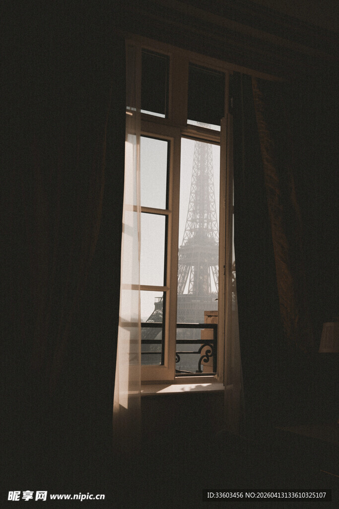 昏暗房间中透光的木质窗户