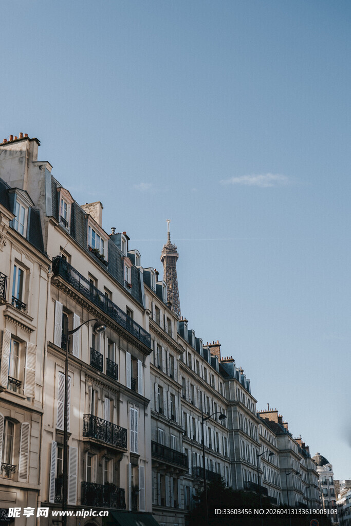 巴黎街道旁的经典欧式建筑
