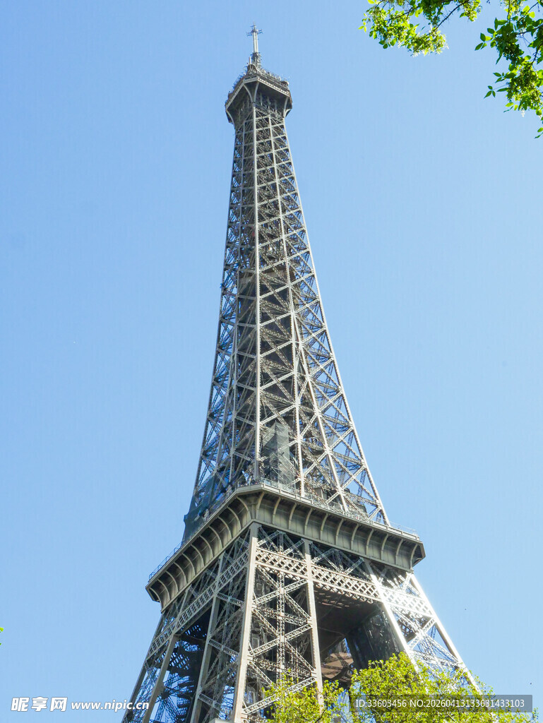 埃菲尔铁塔仰视风光