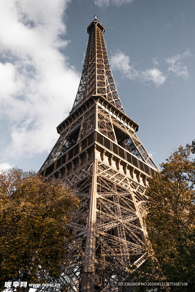 埃菲尔铁塔下的秋日景致