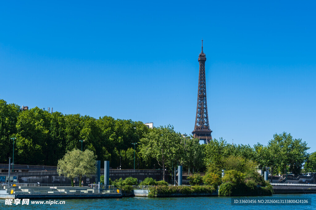 埃菲尔铁塔下的河畔风光