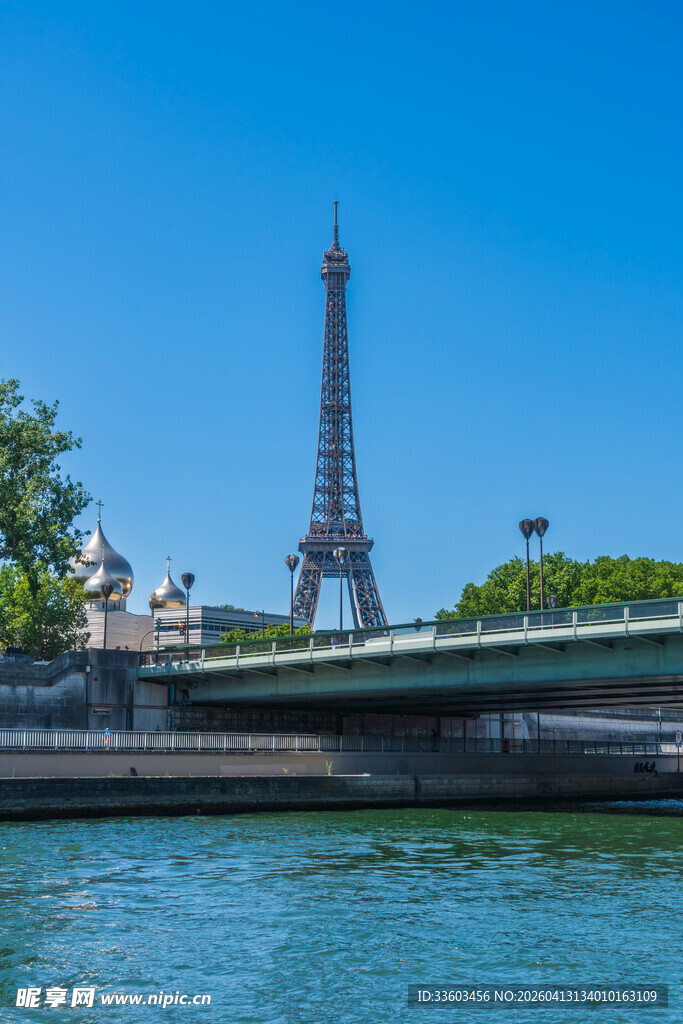 埃菲尔铁塔下的河畔风光