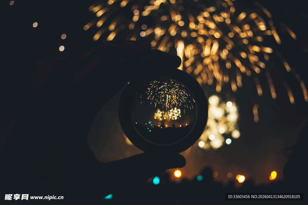 手持烟花绽放的浪漫瞬间