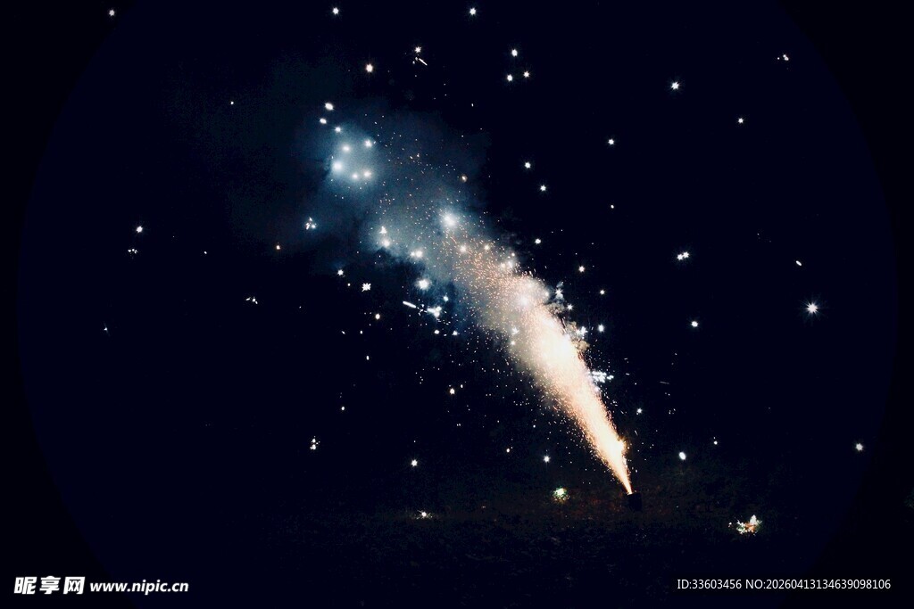 夜空中璀璨的火箭发射