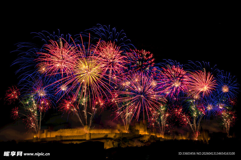 夜空中绚烂的烟花绽放