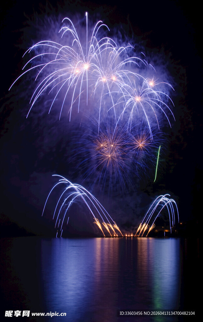 湖面烟花绽放夜景