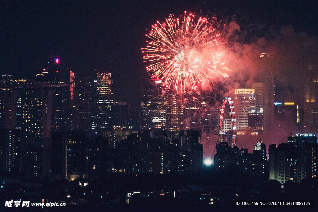 城市夜空绽放绚烂烟花