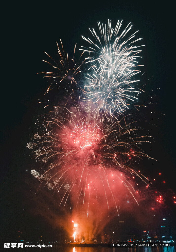 夜空中绚烂的烟花绽放