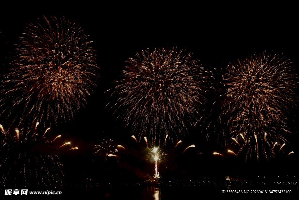 夜空中绚烂的烟花绽放