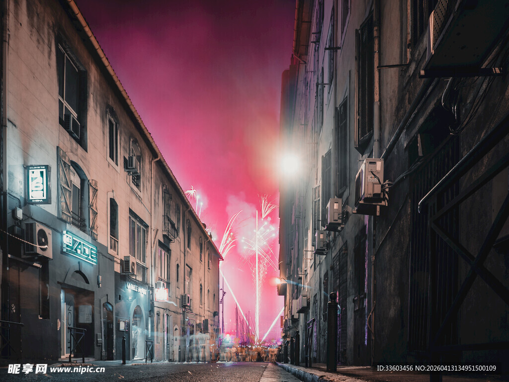 梦幻夜色下的静谧街道