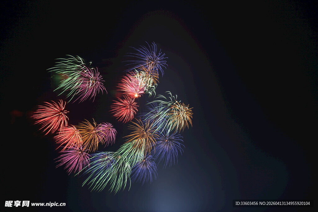 夜空中绚丽绽放的烟花