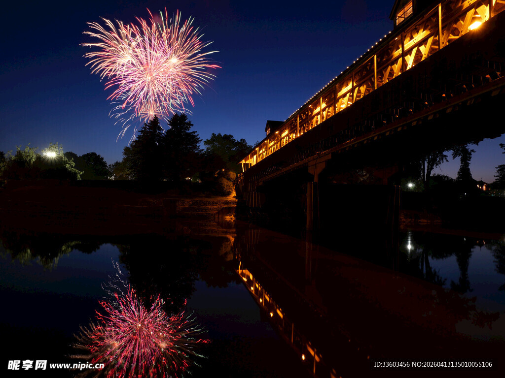 桥上夜景与绚烂烟花