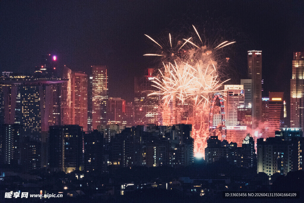 城市夜空绚烂烟花绽放