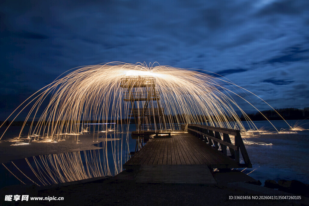 光绘摄影下的梦幻绚丽场景