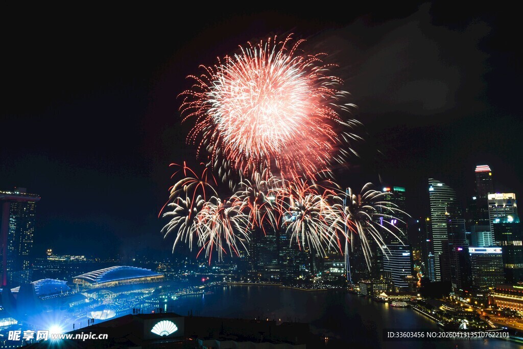 城市夜空绚烂烟花绽放
