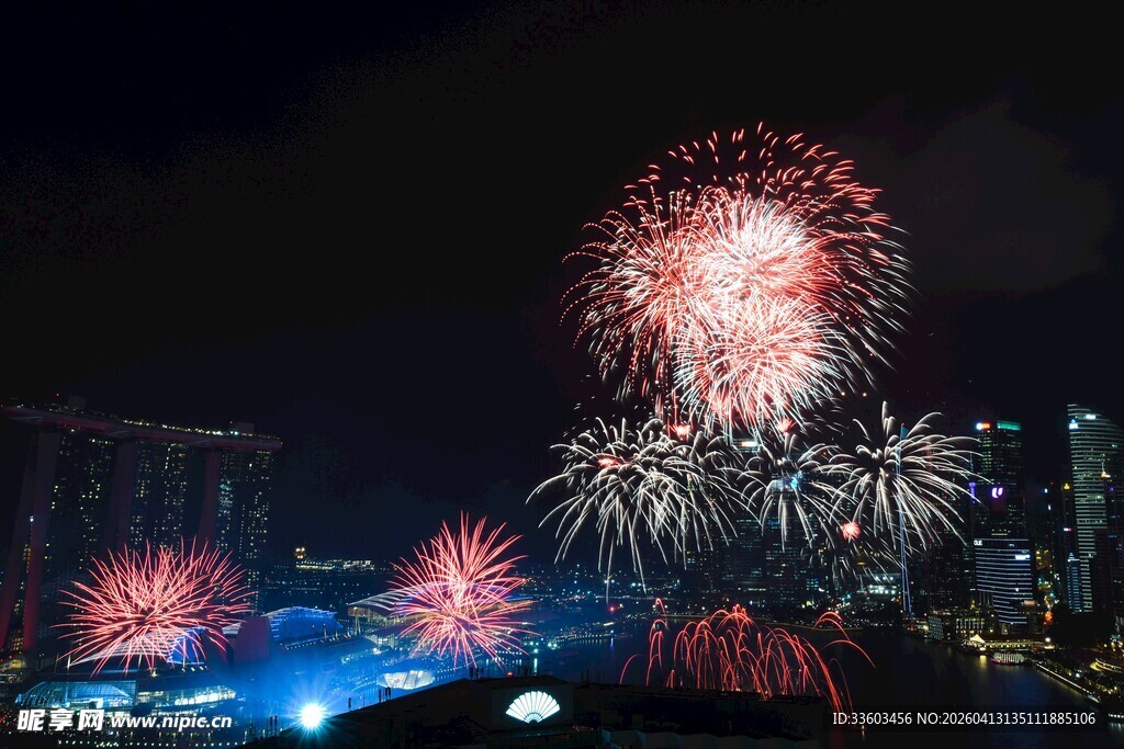 城市夜空绚烂烟花绽放