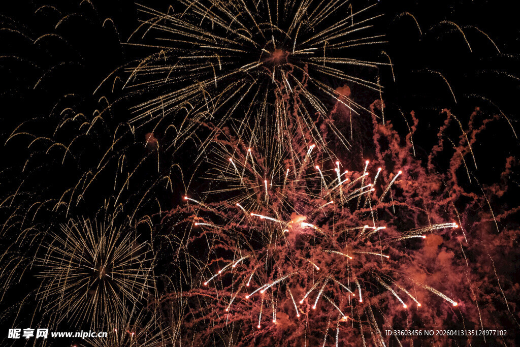 夜空中绚烂的红色烟花